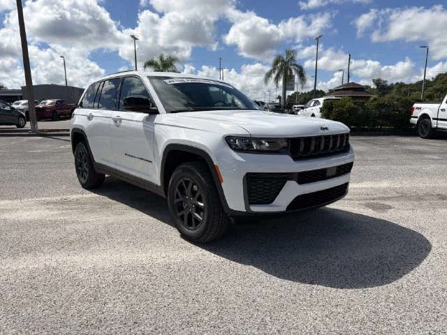 New 2027 Bright White Clear-Coat Paint Jeep Laredo Altitude image 2