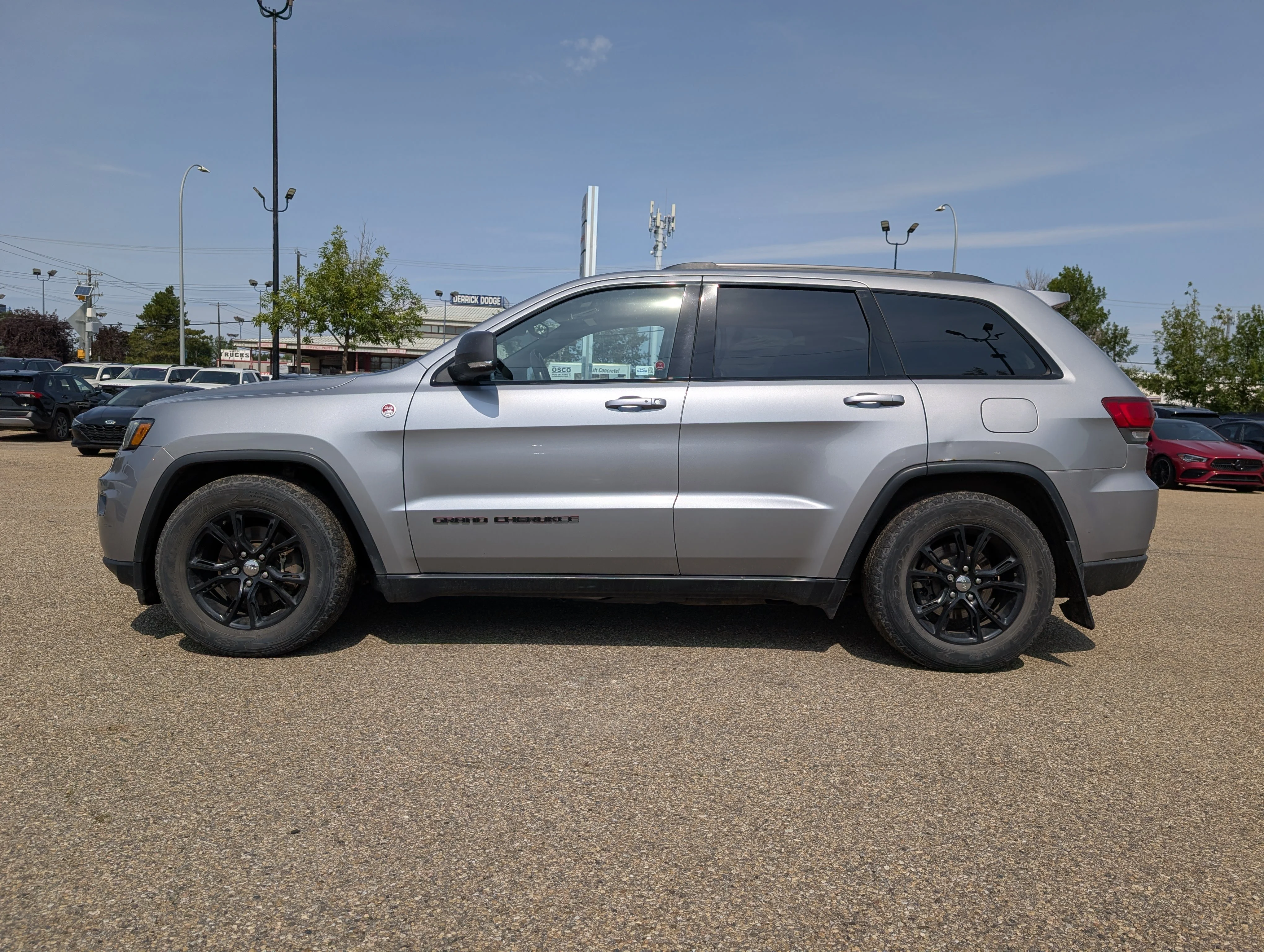 Used 2017 Billet Metallic Jeep Trailhawk image 3