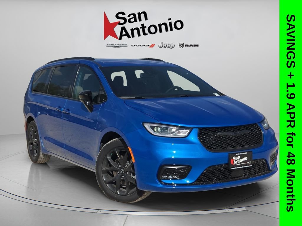 2026 Chrysler Pacifica Select's photo