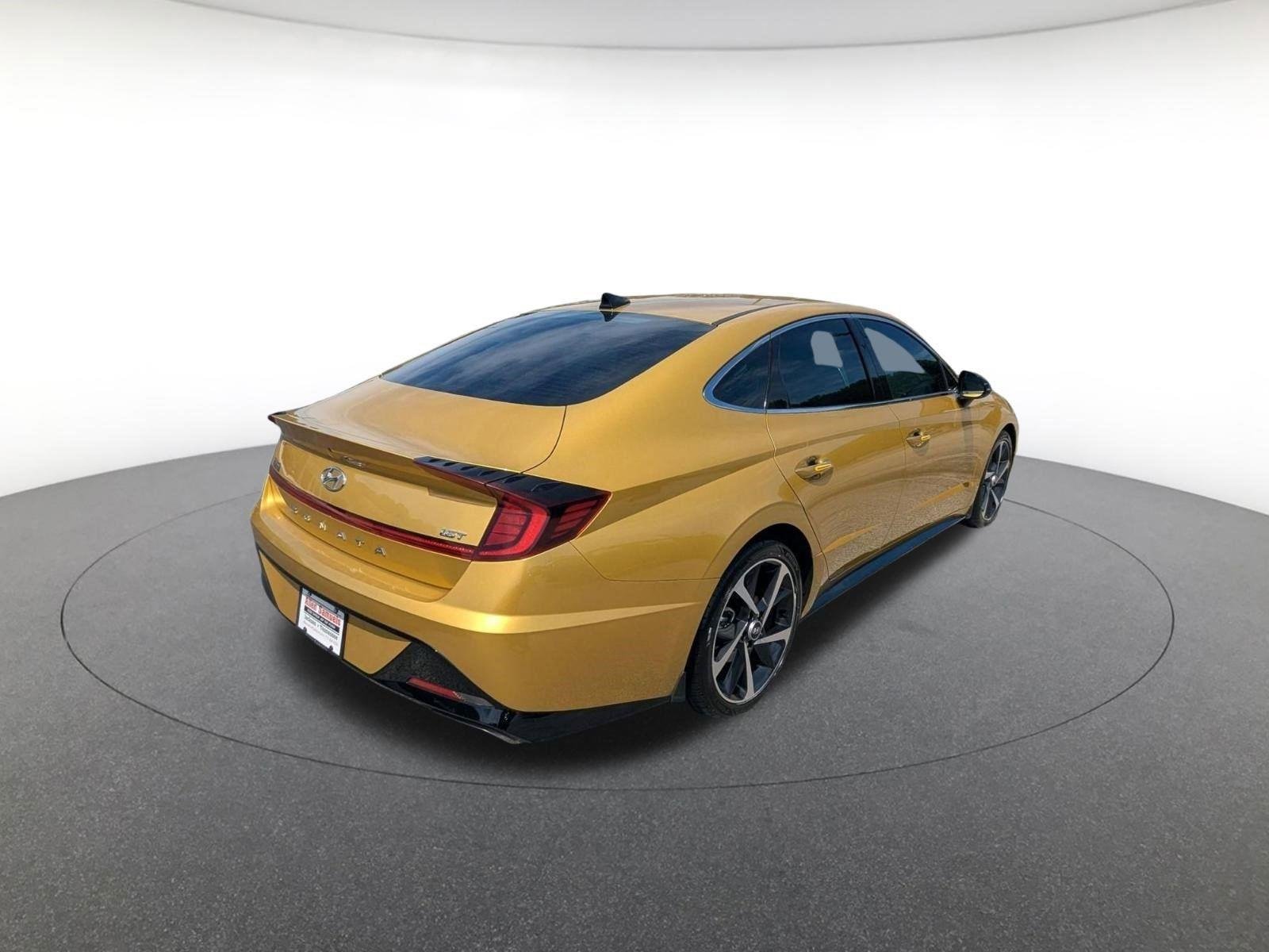Used 2021 Glowing Yellow Hyundai SEL Plus image 4