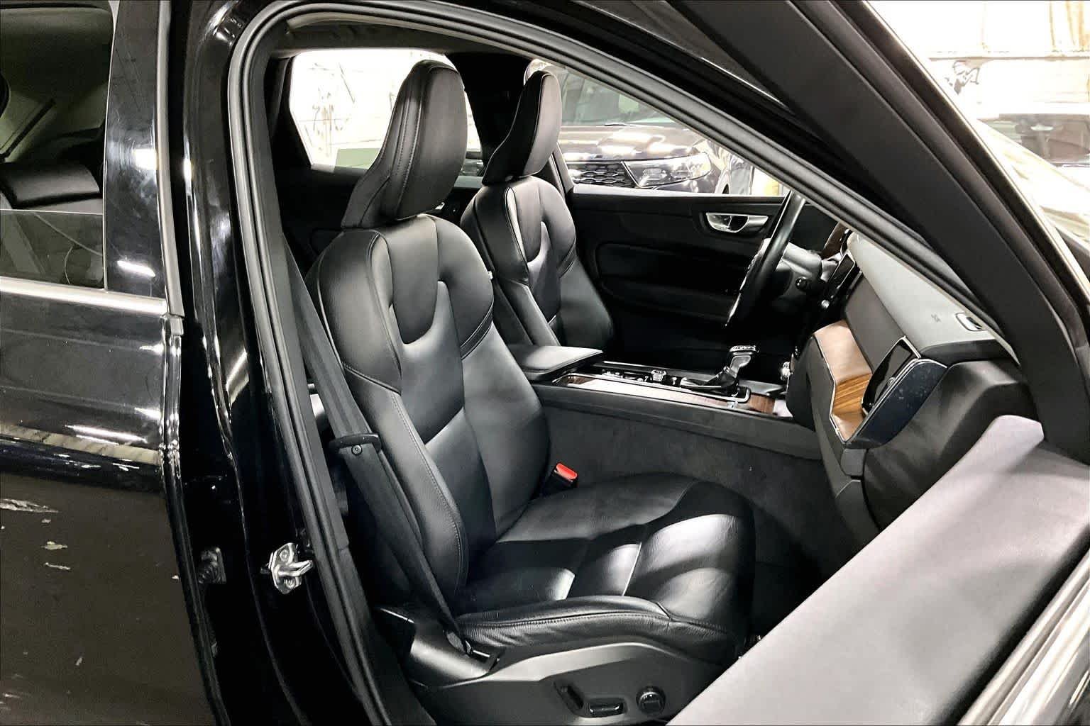 Used 2021 Onyx Black Metallic Volvo Momentum image 9