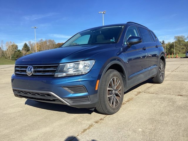 Certified Used 2019 Silk Blue Metallic Volkswagen 2.0T SE image 2