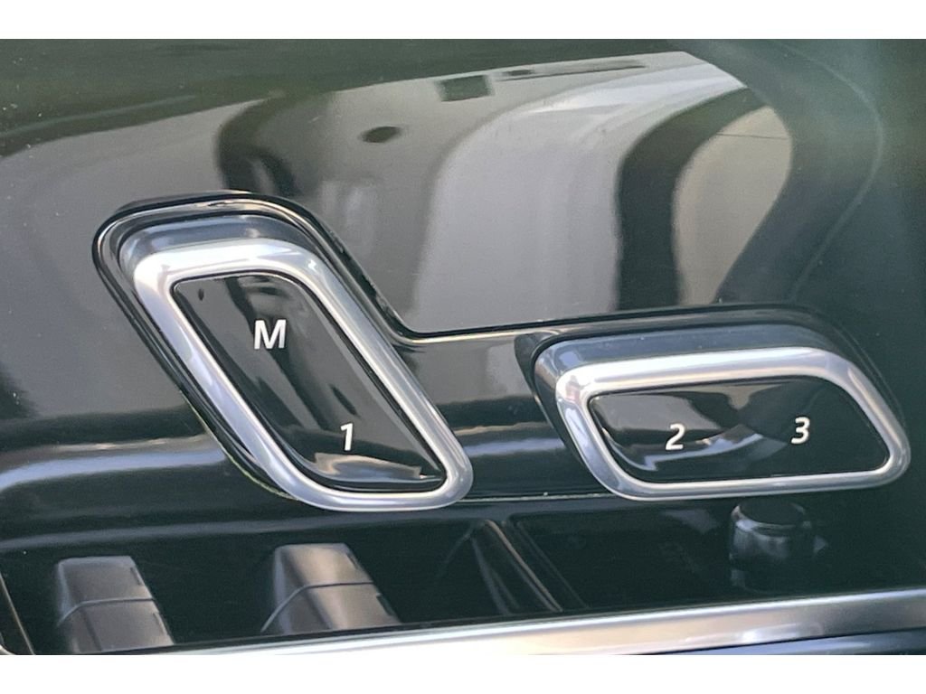 Used 2023 Fuji White Land Rover SE image 12