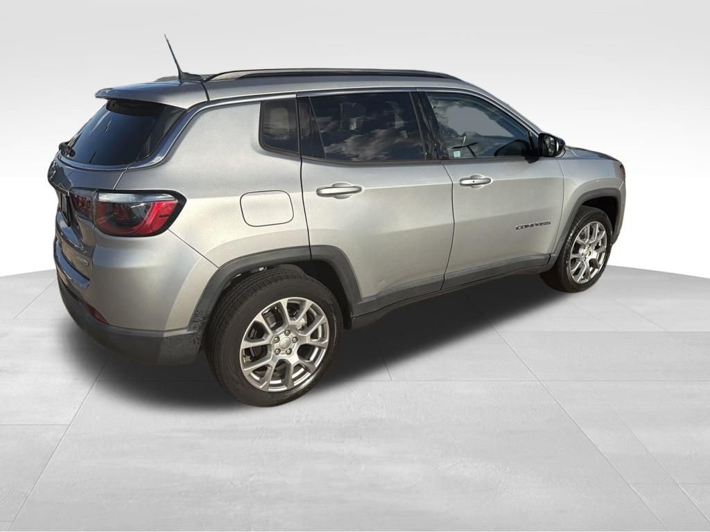 Used 2022 Silver Jeep Latitude Lux image 3
