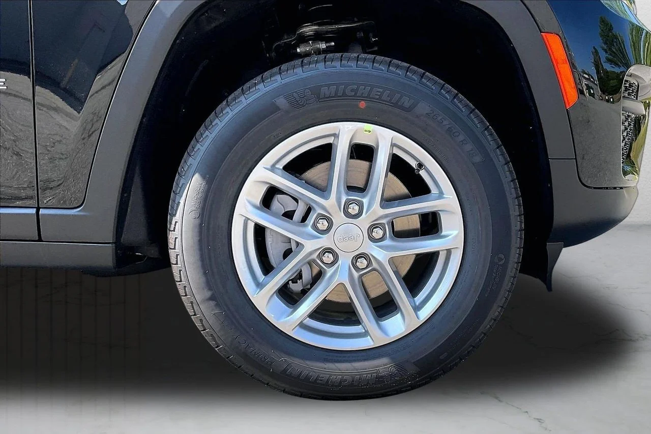 New 2026 Diamond Black Crystal Pearl-Coat Exterior Paint Jeep Laredo X image 32
