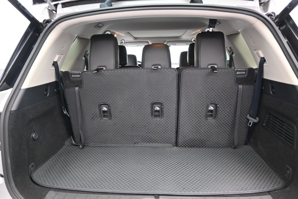 Used 2023 Silver Nissan SL image 16