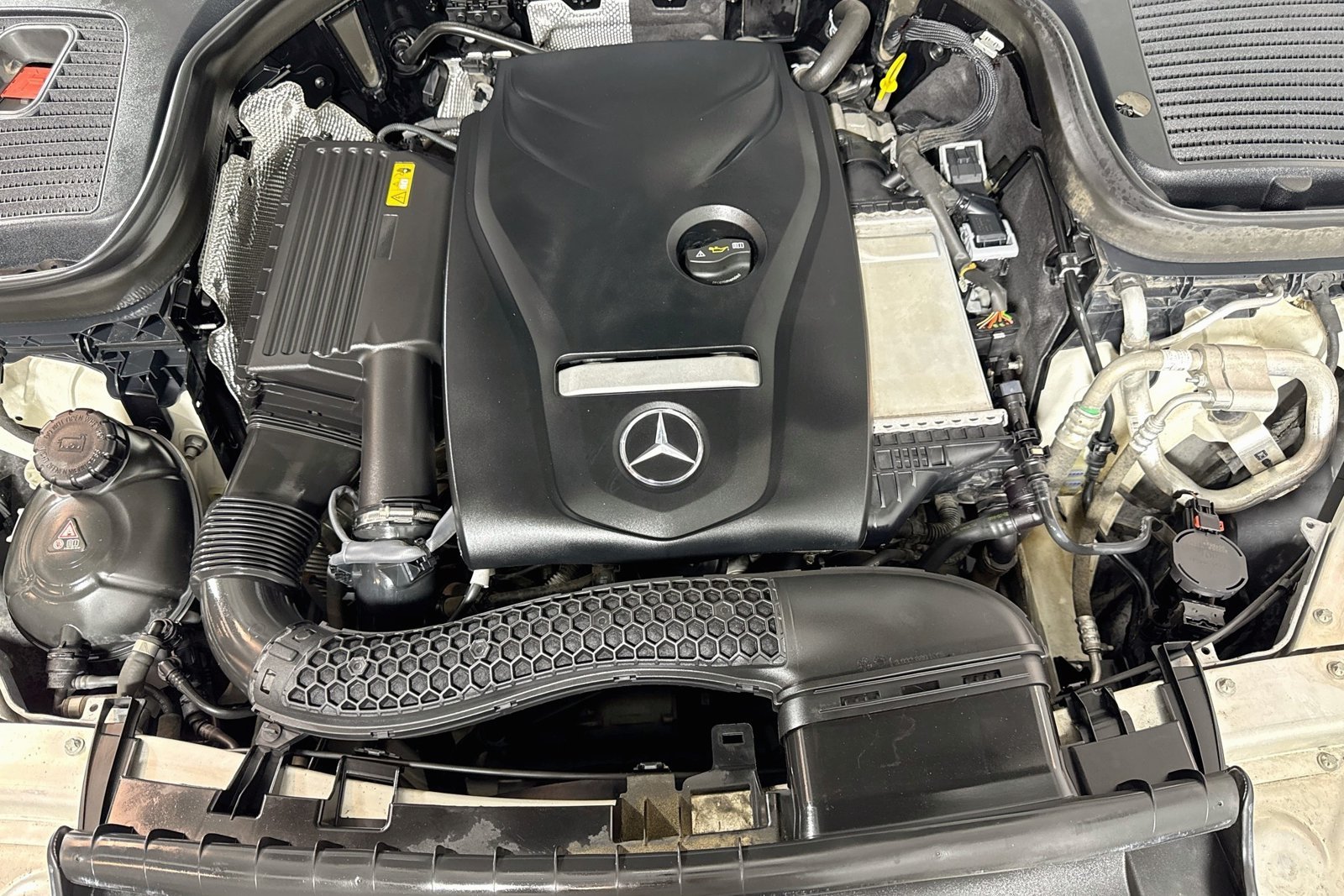 Used 2018 Polar White Mercedes-Benz GLC 300 image 28
