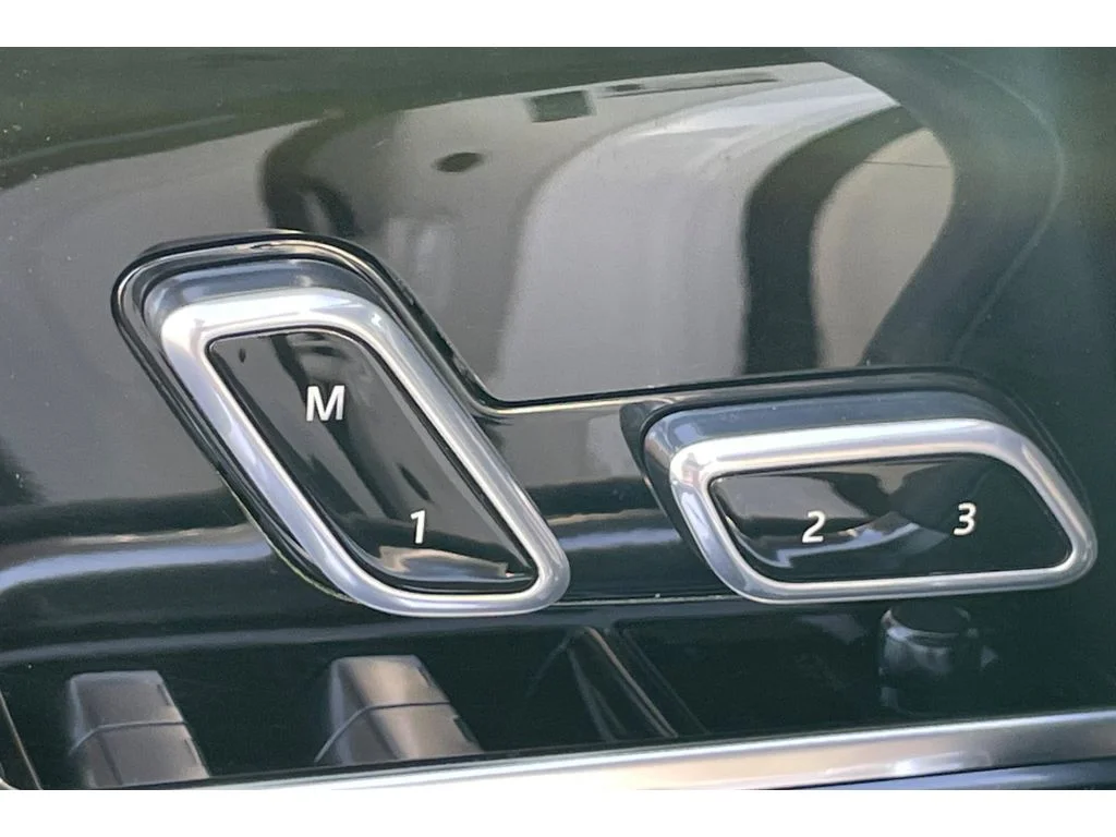 Used 2023 Fuji White Land Rover SE image 12