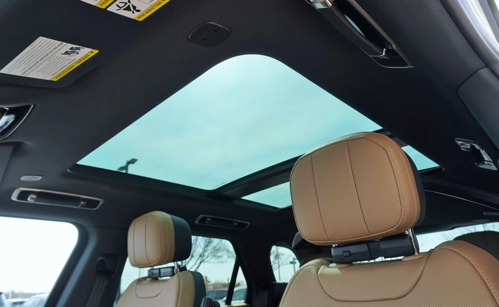 New 2026 Ostuni Pearl White Land Rover Dynamic SE image 15