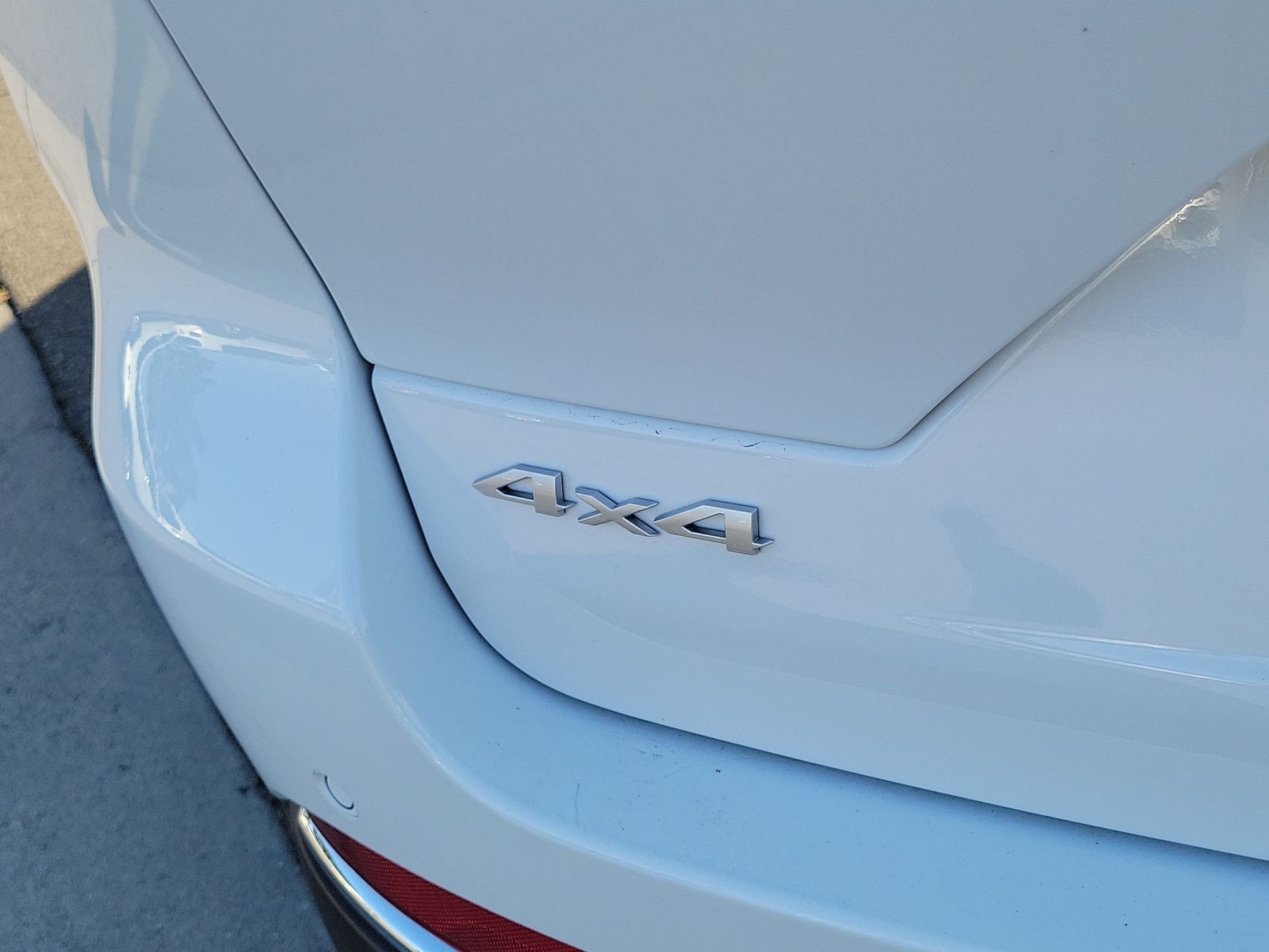 New 2026 Bright White Clear-Coat Exterior Paint Jeep Laredo X image 19