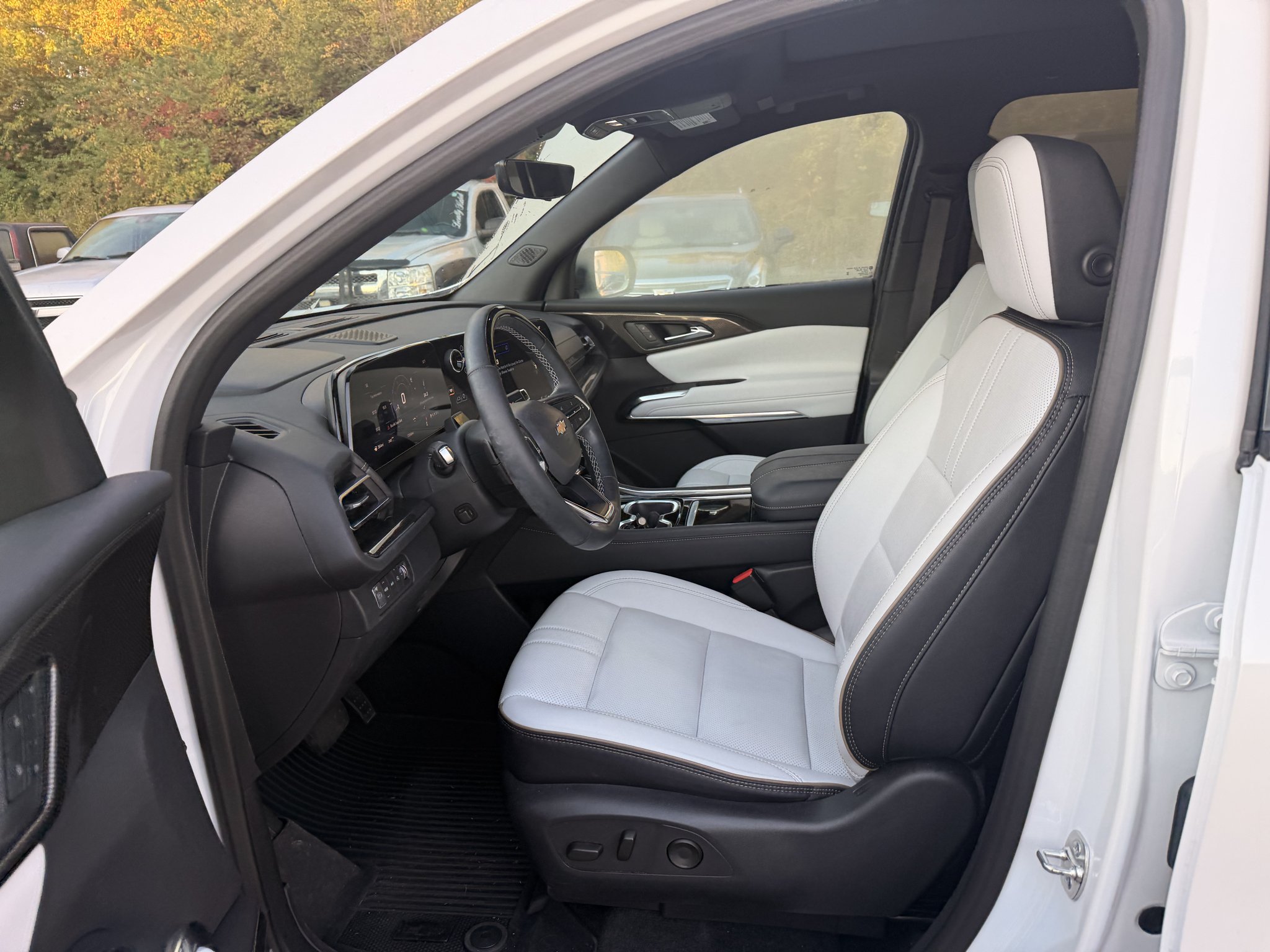 Used 2025 Iridescent Pearl Tricoat Chevrolet AWD High Country image 6