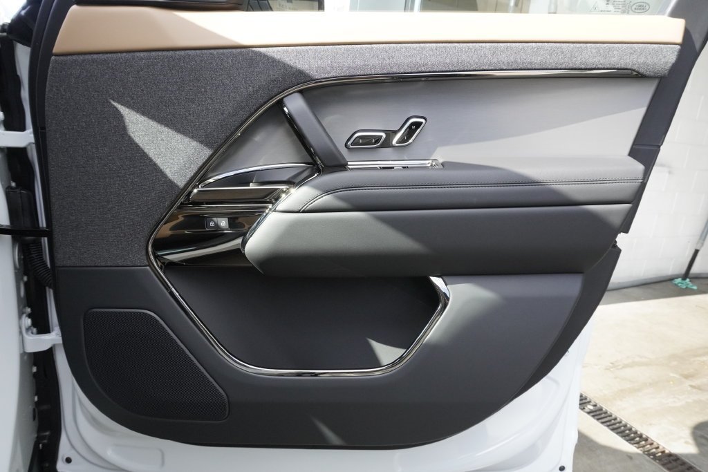 New 2026 Fuji White LAND ROVER Dynamic SE image 21
