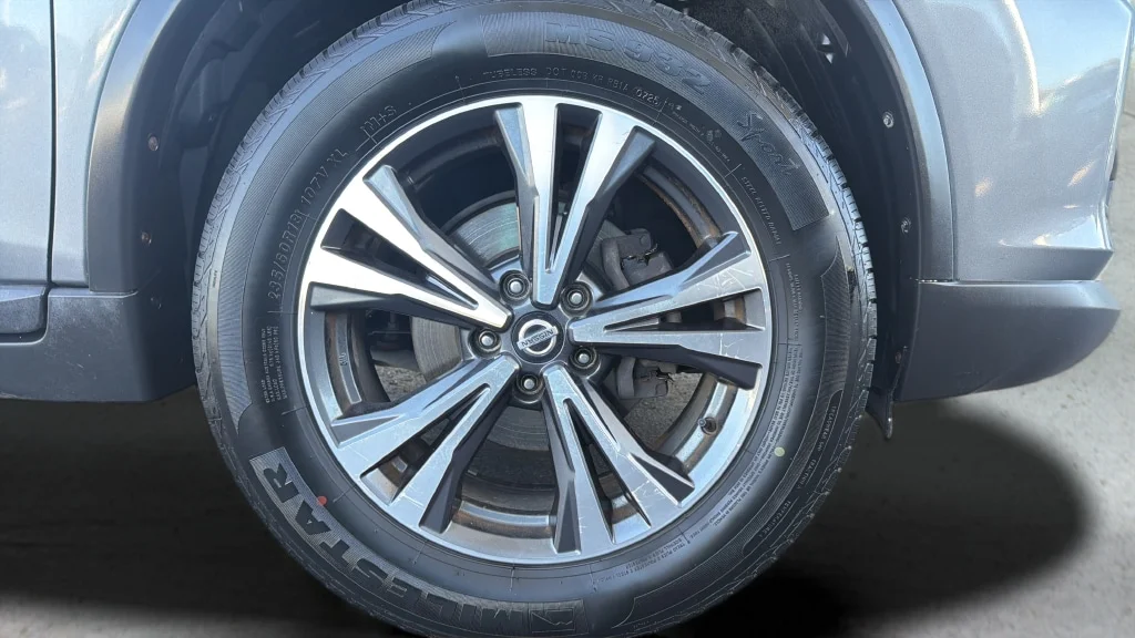 Used 2018 Gun Metallic Nissan SL image 25
