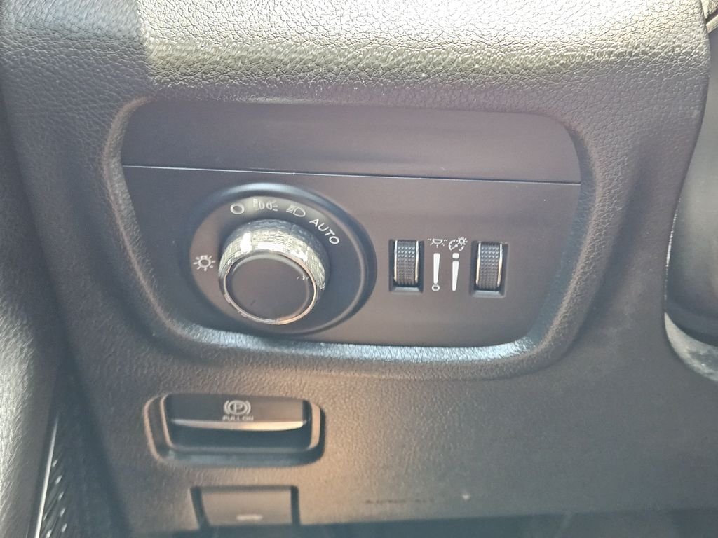 Used 2023 White Jeep Altitude image 21