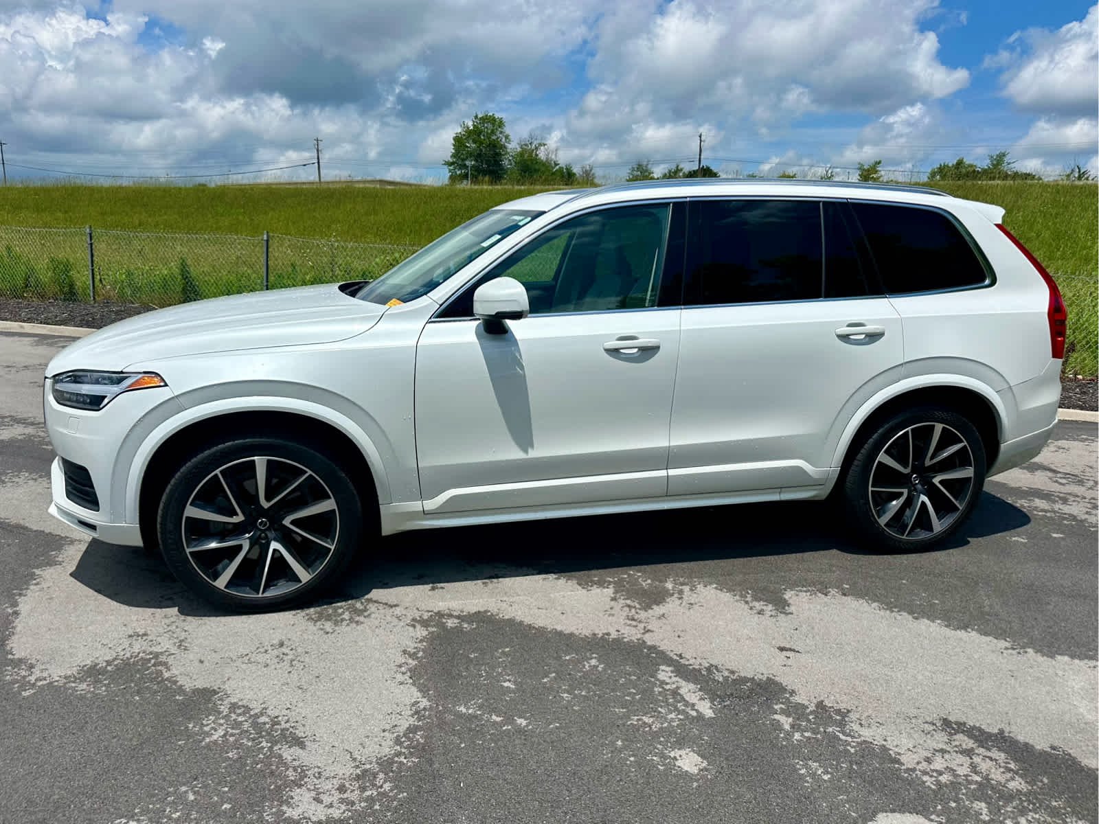 2022 Volvo XC90 T6 Momentum AWD's photo