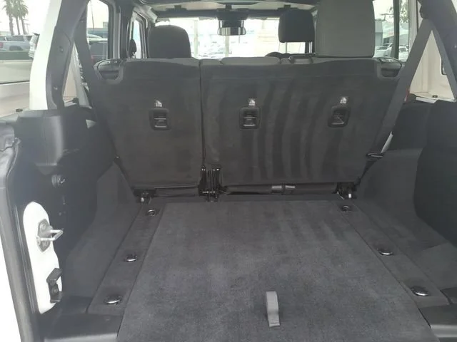 Used 2025 White Jeep 4-Door Rubicon 4x4 image 7