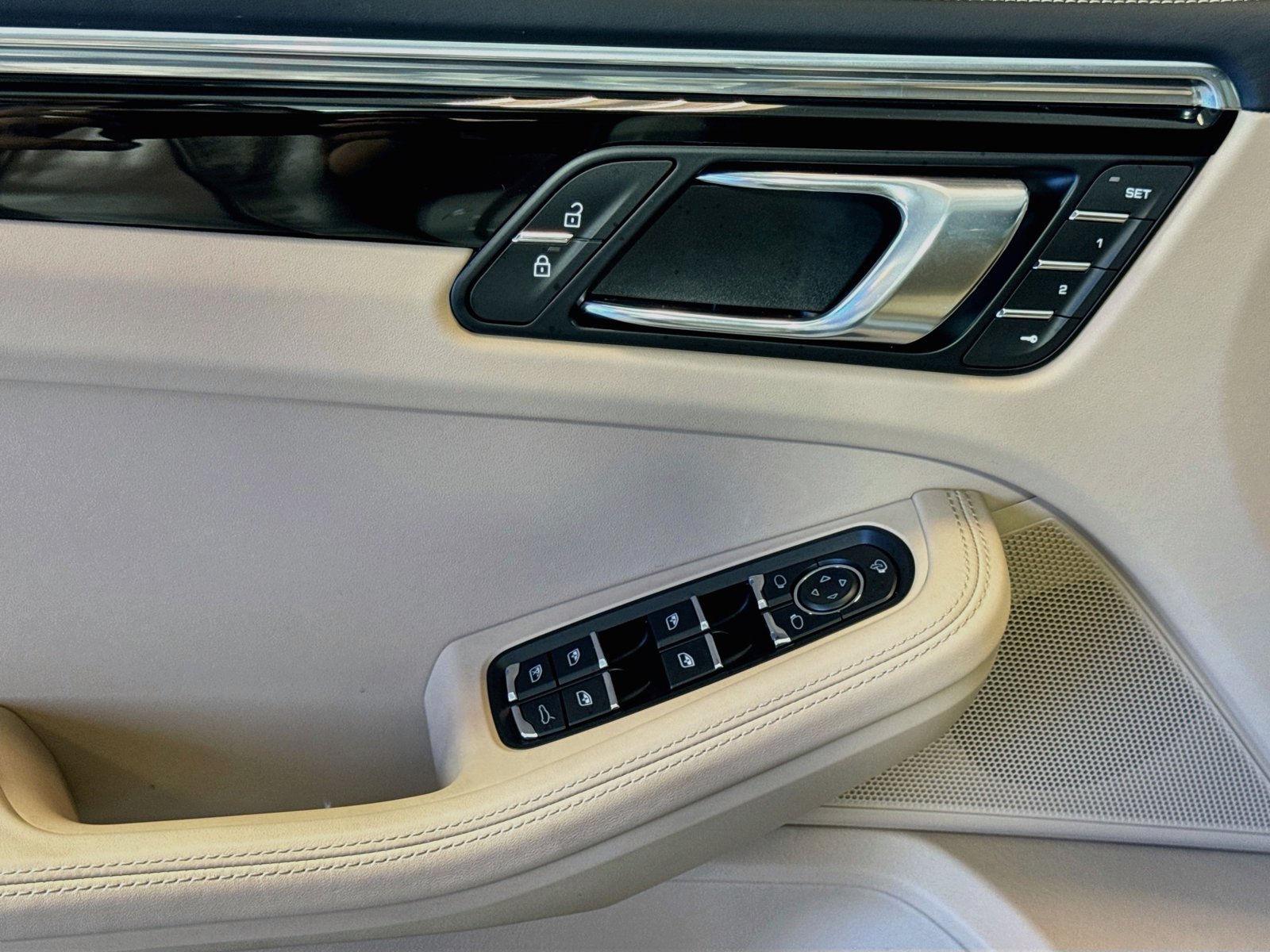 Used 2025 Chalk Porsche T image 11