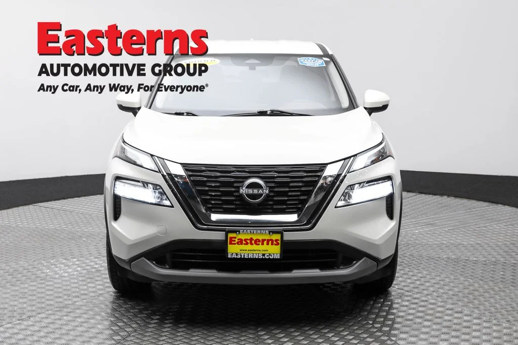 Used 2022 White Nissan SV image 2