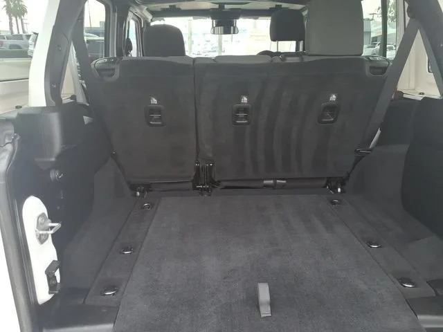 Used 2025 White Jeep 4-Door Rubicon 4x4 image 7