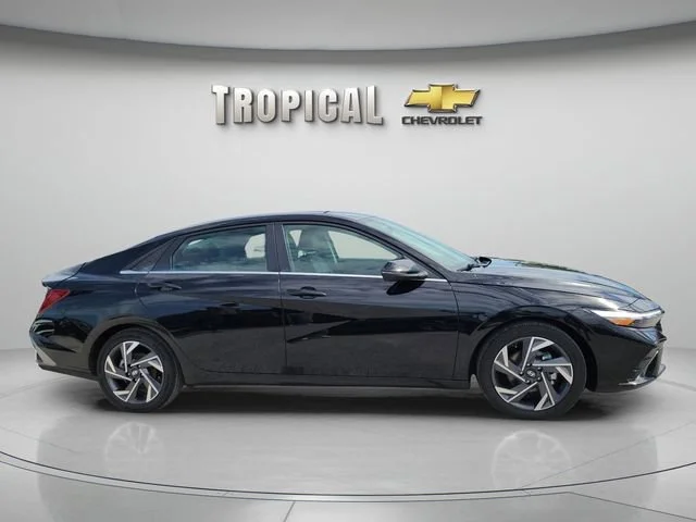 Used 2025 Black Hyundai Limited image 6
