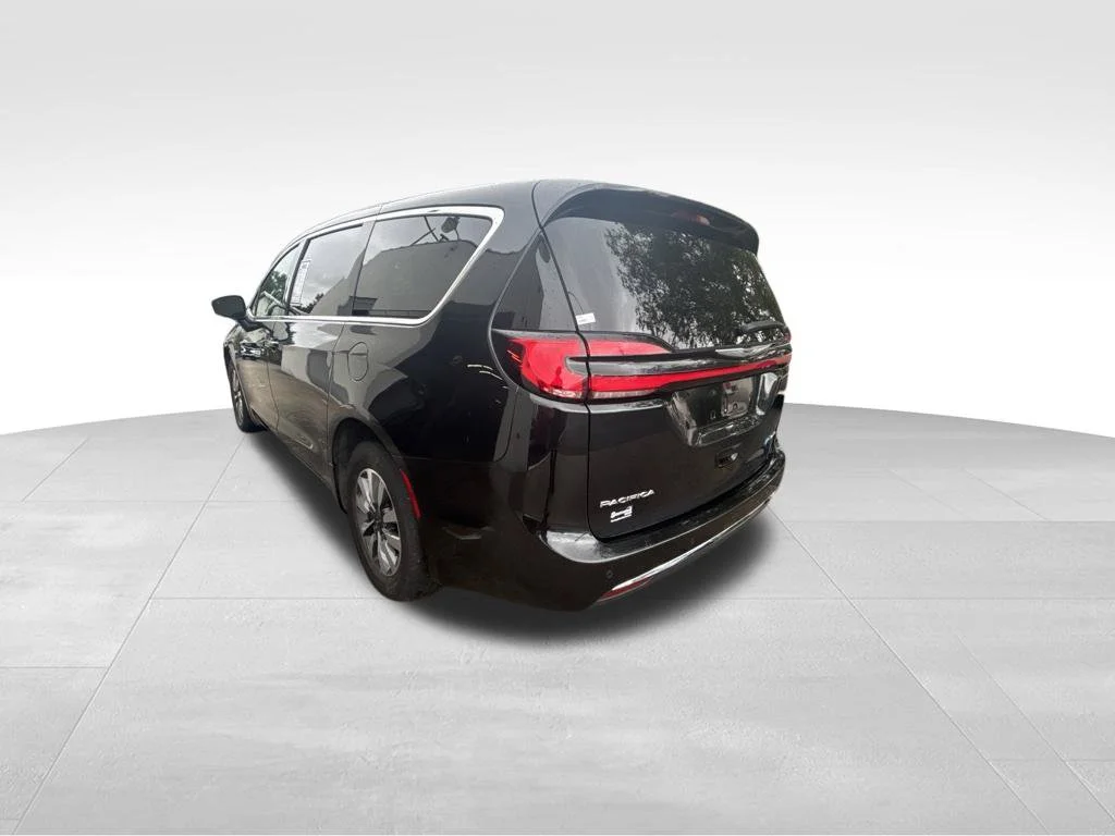 Used 2023 Black Chrysler Touring L image 4