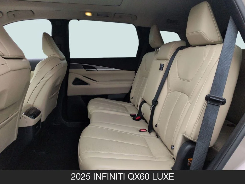 Used 2025 Silver INFINITI LUXE image 17