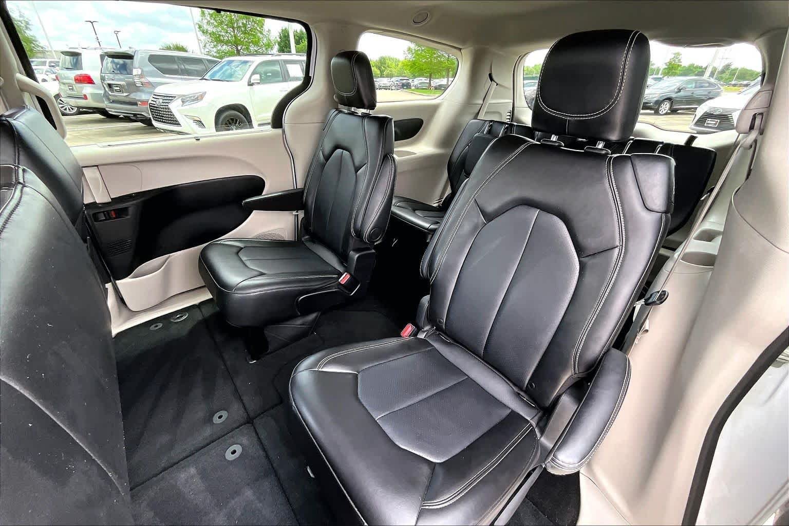 Used 2024 Bright White Clearcoat Chrysler Touring L image 18