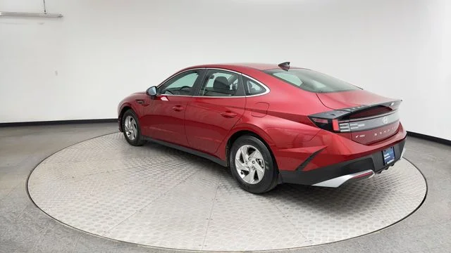 Used 2025 Red Hyundai SE image 4
