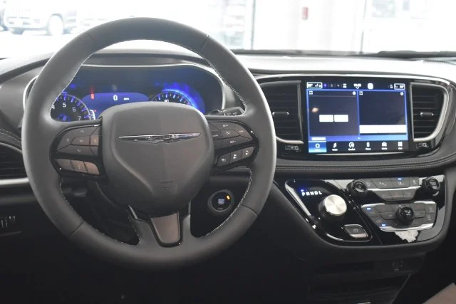 New 2026 Diamond Black Crystal Pearl-Coat Exterior Paint Chrysler Select image 19