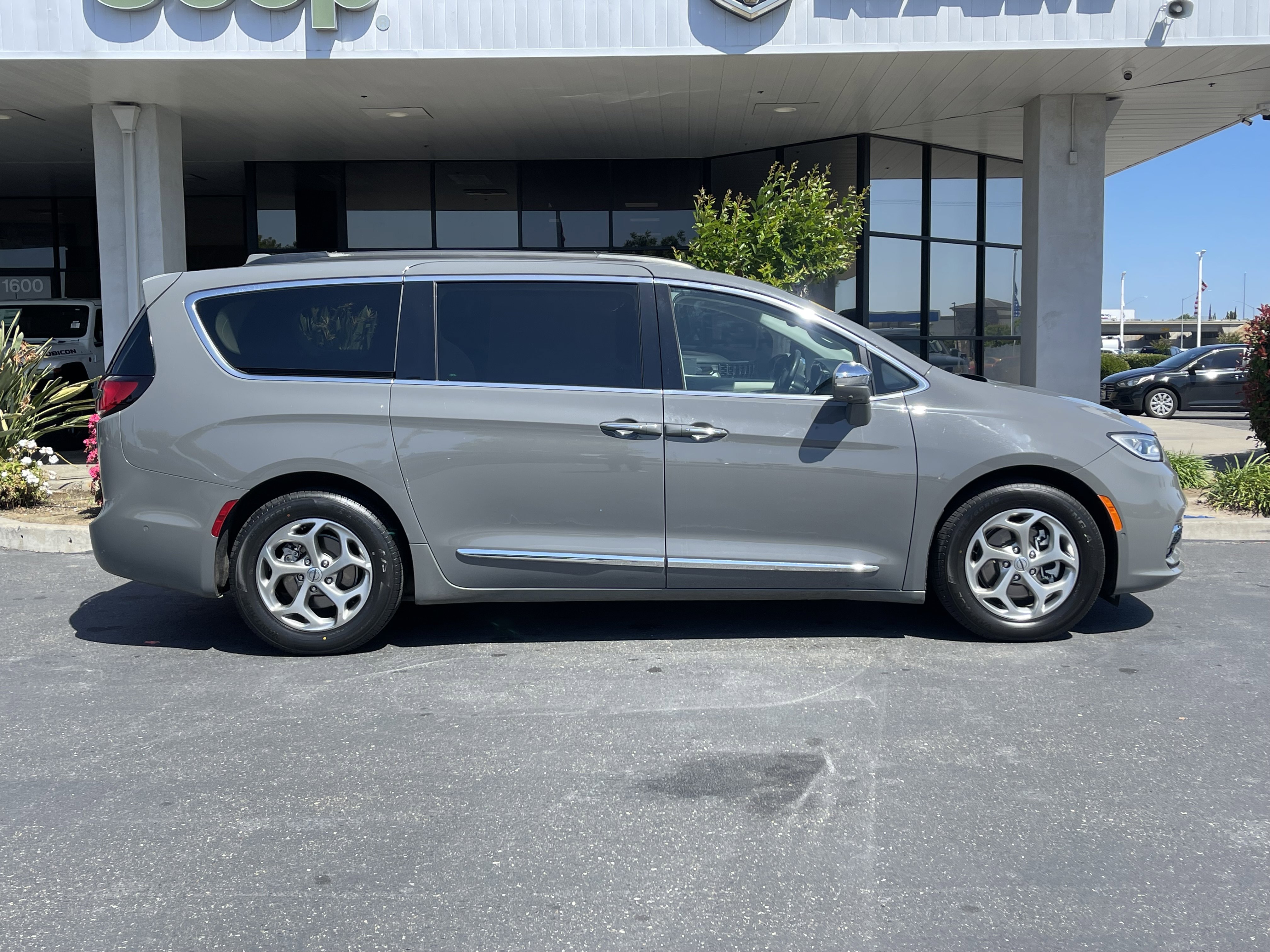 Used 2022 White Chrysler Limited image 5