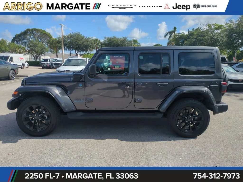 Used 2025 Granite Crystal Metallic Clearcoat Jeep Sahara image 9