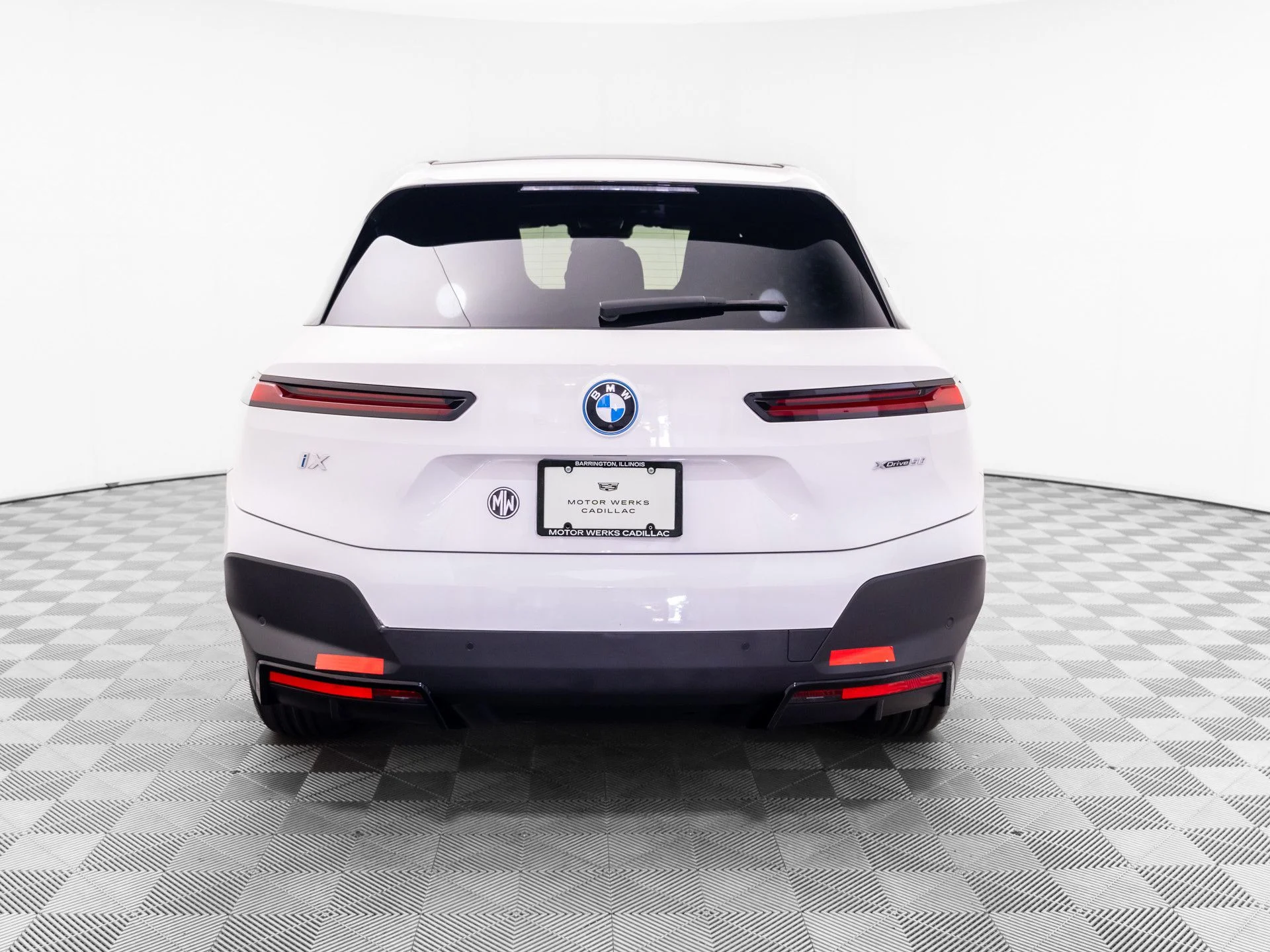 Used 2024 White BMW xDrive50 image 4