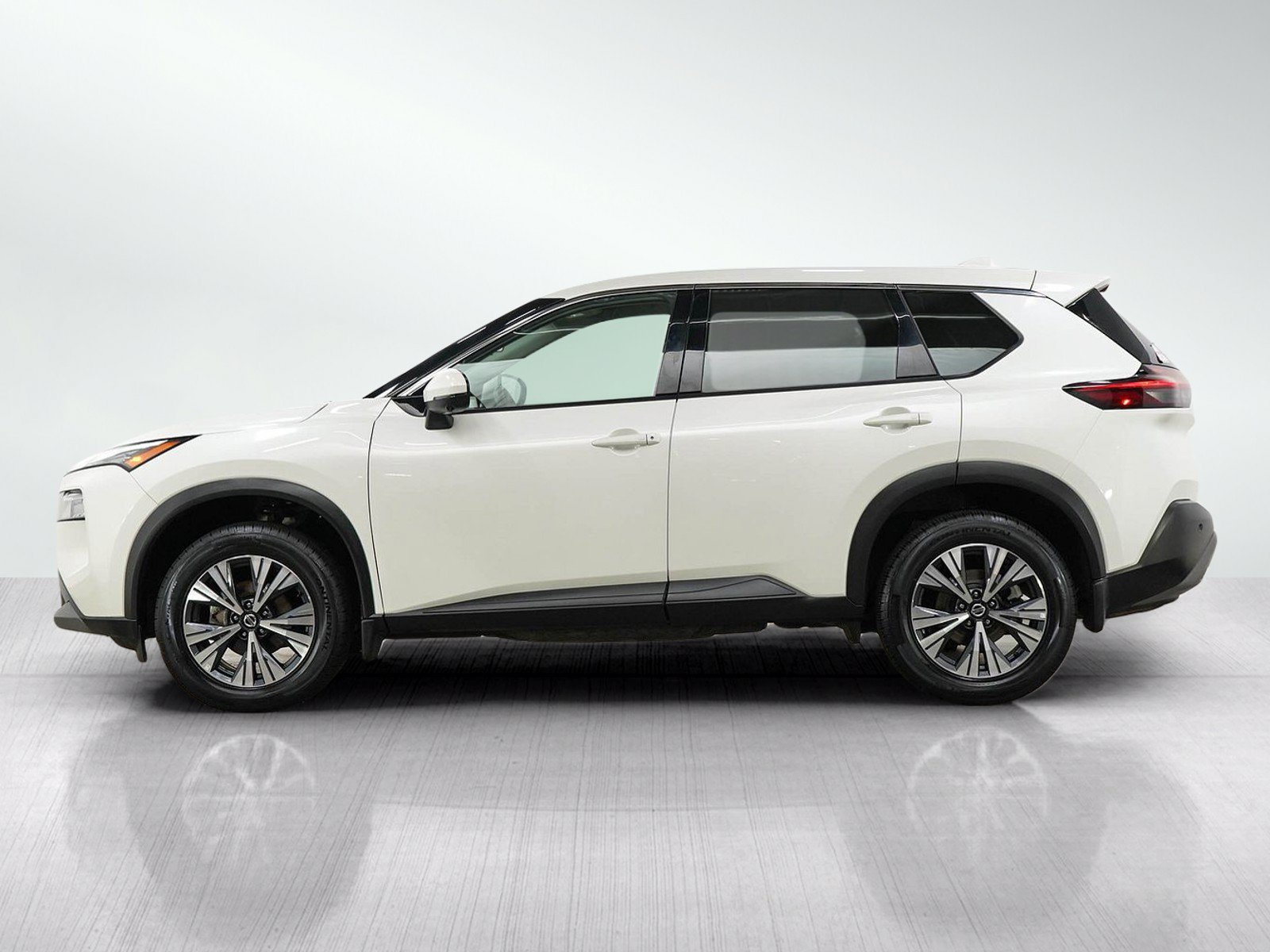 Used 2021 Pearl White Tricoat Nissan Sv image 2