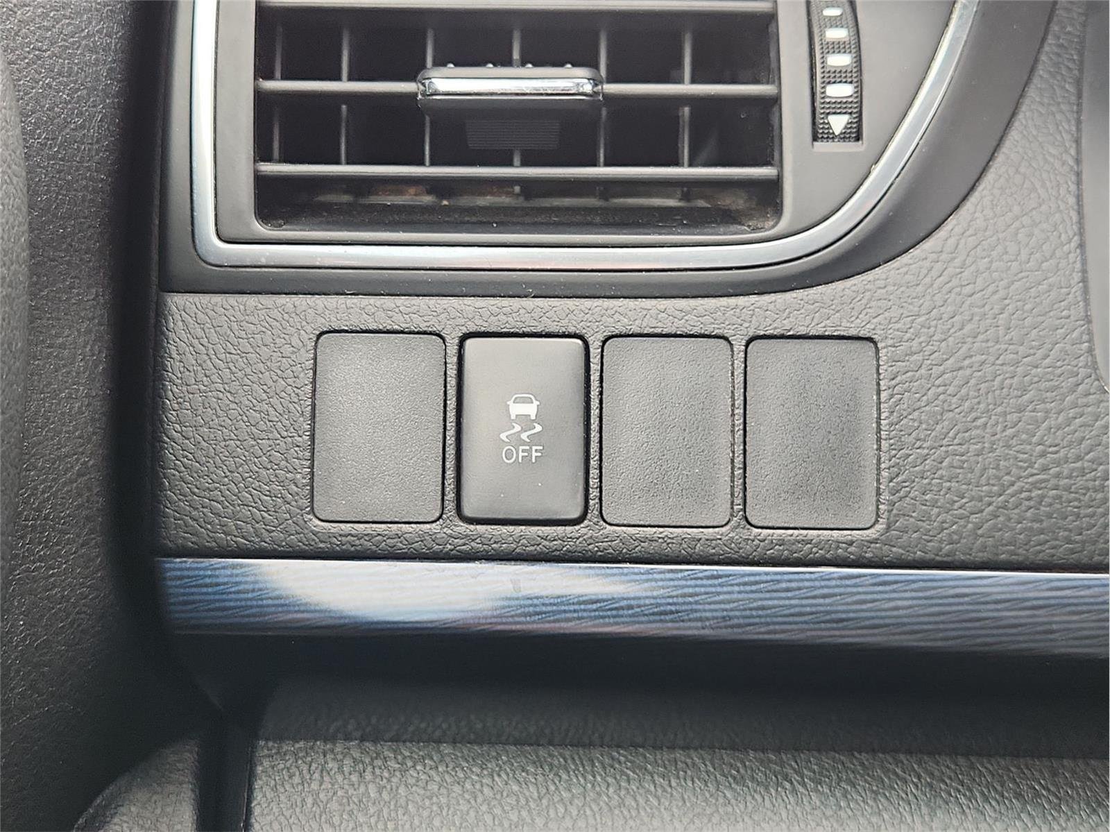 Used 2016 White Toyota XLE image 17