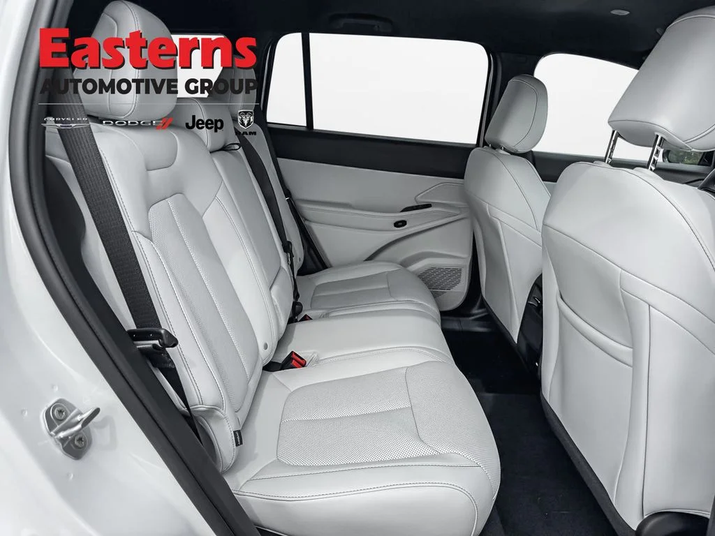 New 2026 Bright White Clear-Coat Exterior Paint Jeep Limited image 22