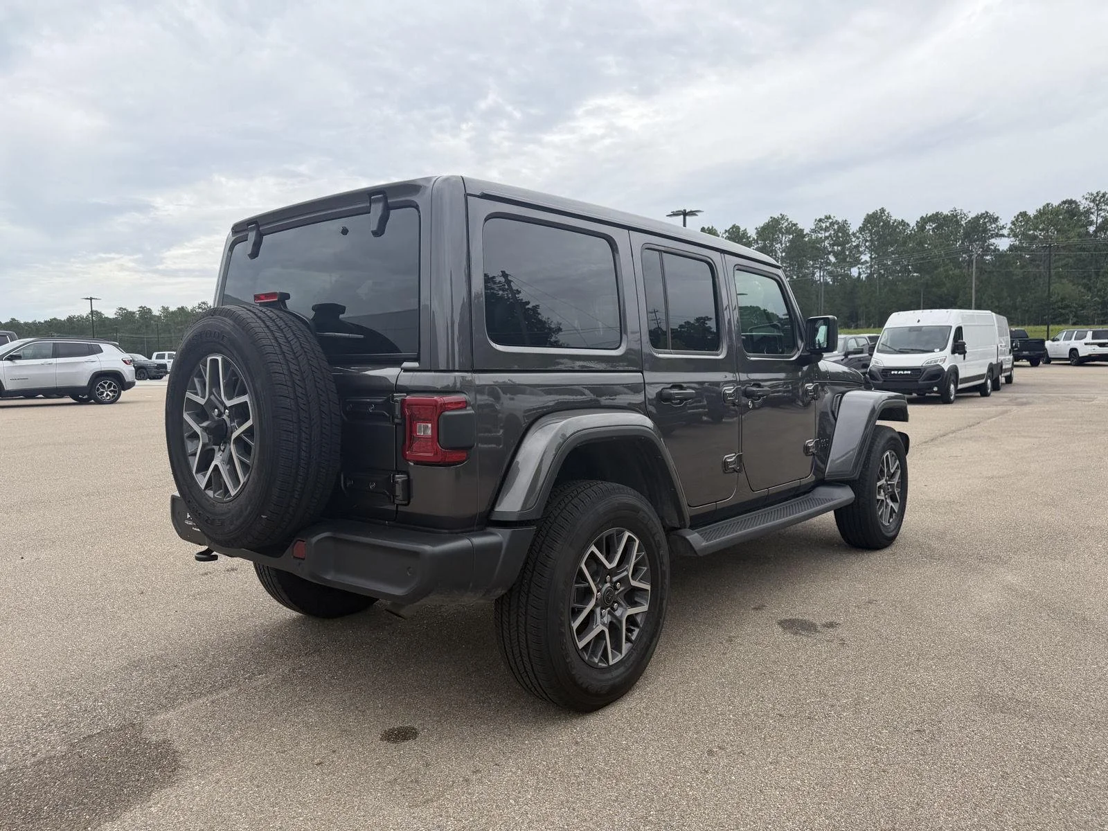 Used 2025 Granite Crystal Metallic Clearcoat Jeep Sahara image 6