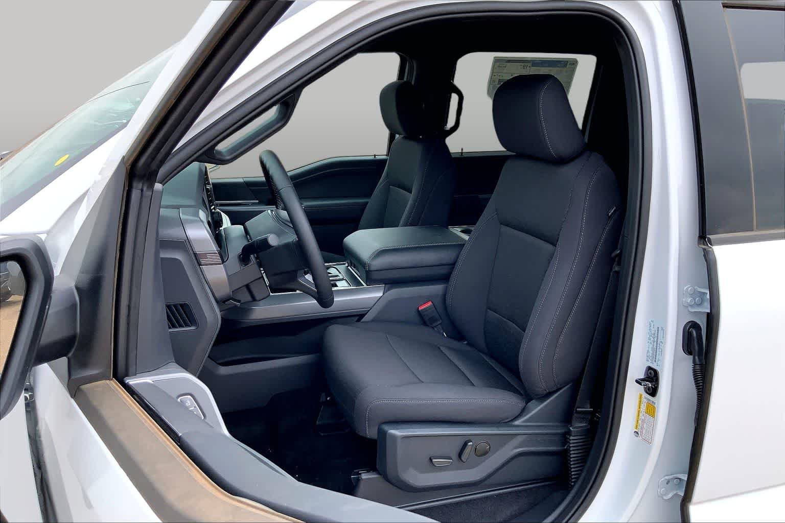 New 2026 Oxford White Ford XLT image 9