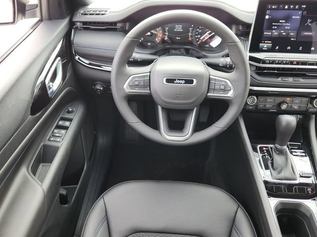 New 2026 Bright White Clear-Coat Exterior Paint Jeep Latitude image 6