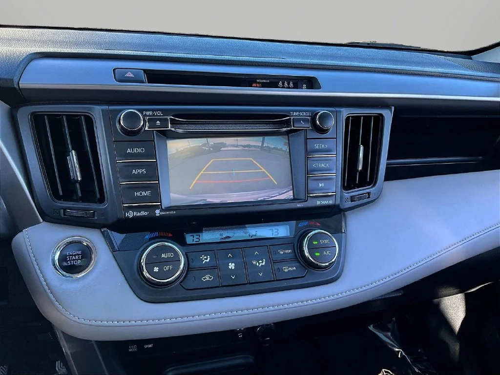 Used 2018 Silver Toyota XLE image 15