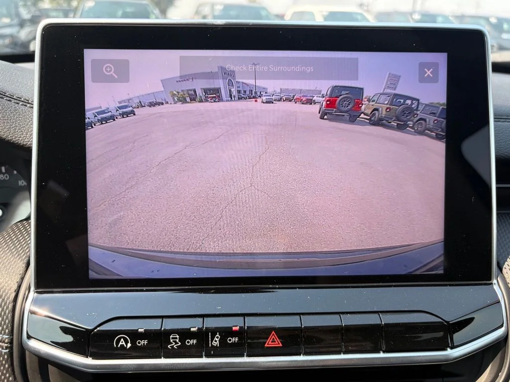 New 2026 Diamond Black Crystal Pearl-Coat Exterior Paint Jeep Latitude image 22