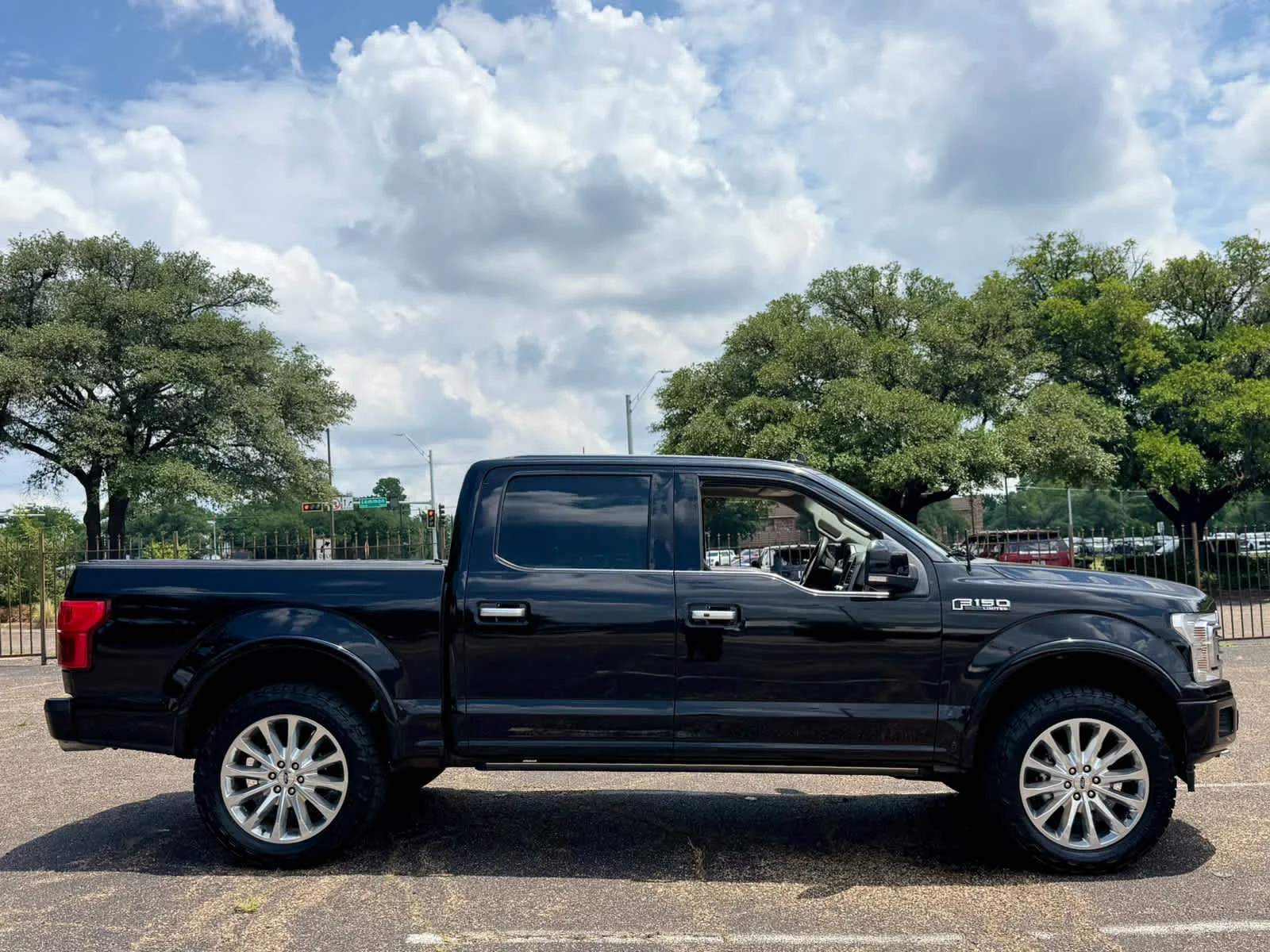 Used 2019  Ford Limited image 7