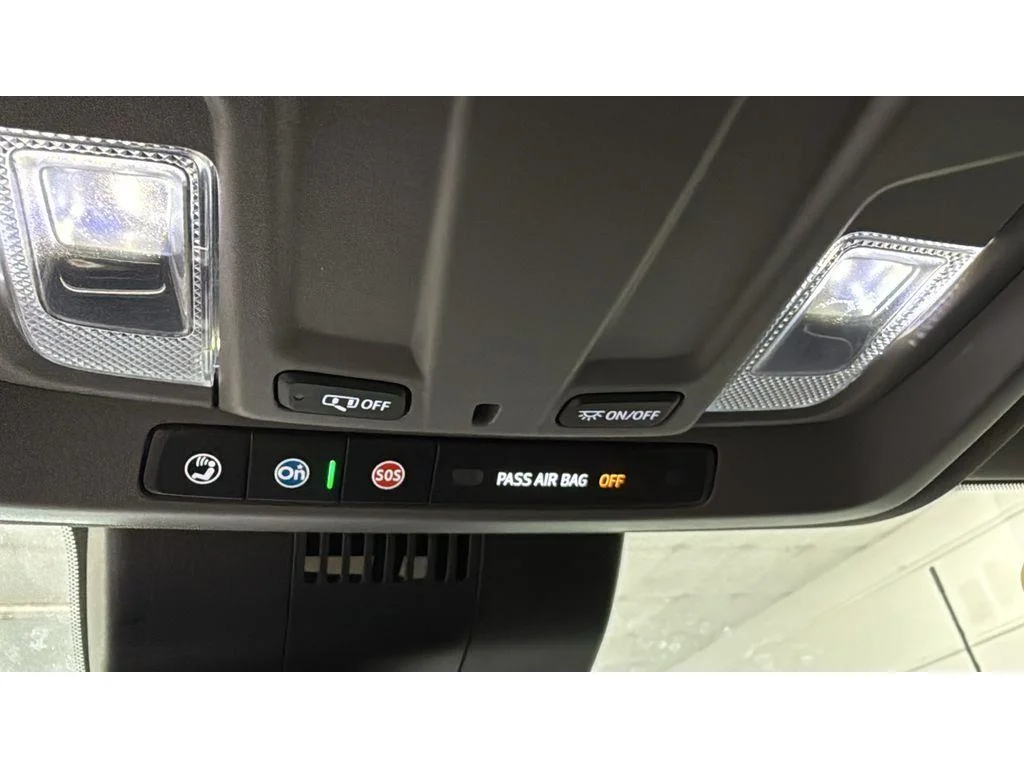 Used 2025 Summit White Chevrolet LT image 31
