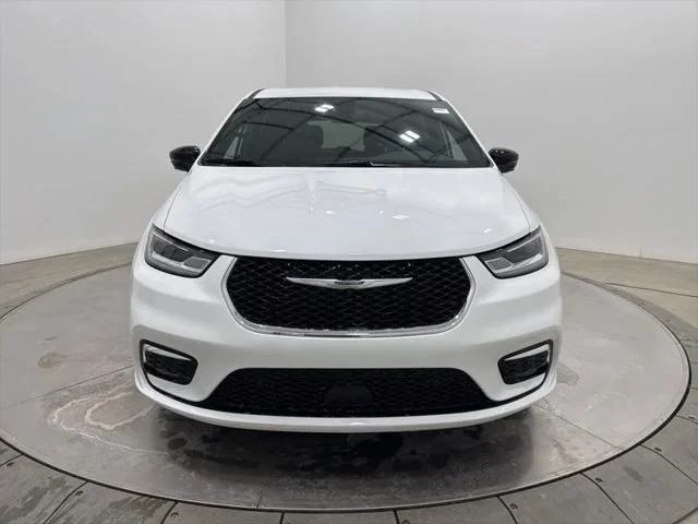 New 2026 Bright White Clear-Coat Exterior Paint Chrysler Select image 2