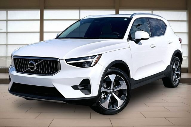 2023 Volvo XC40 B5 Plus Bright Theme