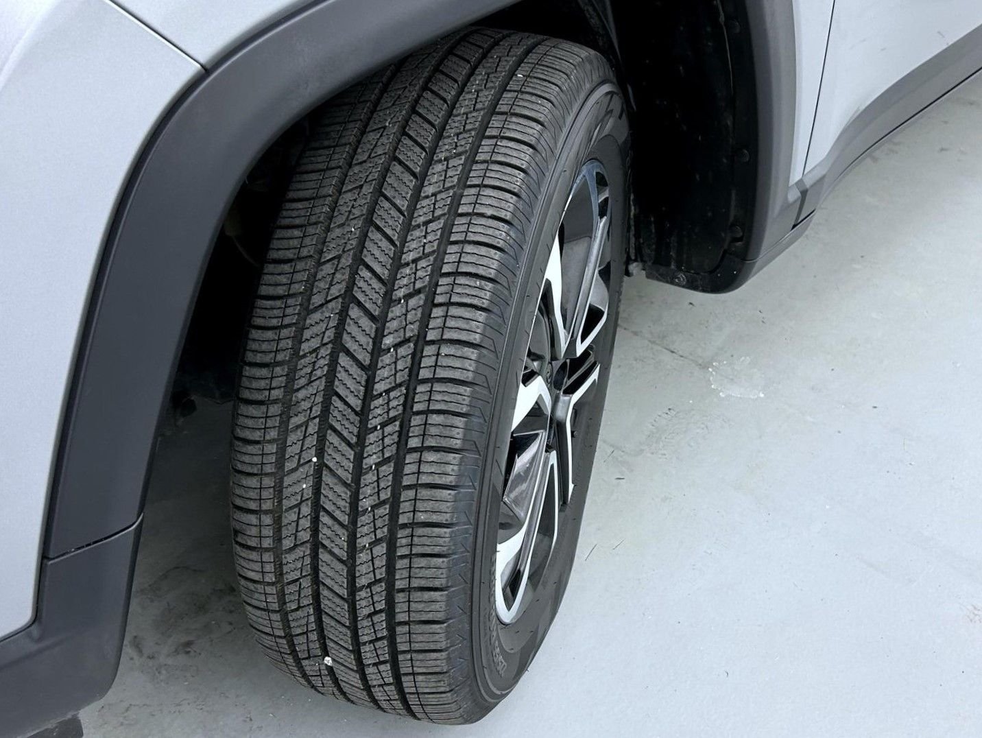 Certified Used 2023 Silver Jeep Limited image 24