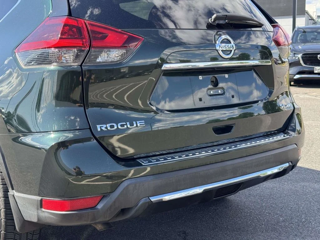 Used 2018 Green Nissan SL image 11