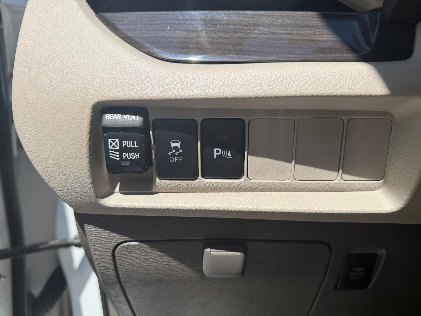 Used 2018 Super White Toyota XLE Premium image 17