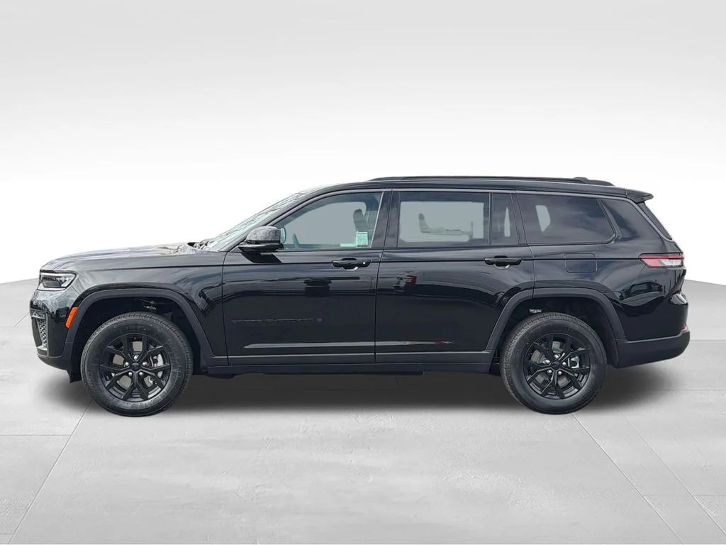 New 2026 Diamond Black Crystal Pearl-Coat Exterior Paint Jeep Altitude image 2
