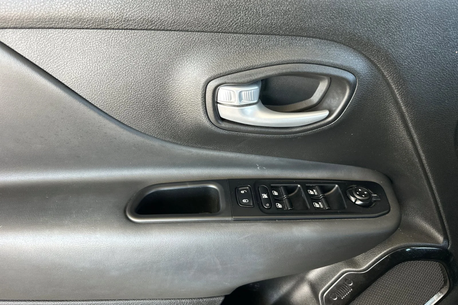 Used 2023 Black Clearcoat Jeep Altitude image 11