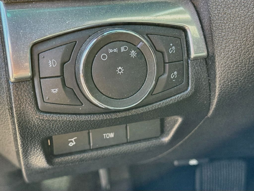 Used 2016  Ford Limited image 10